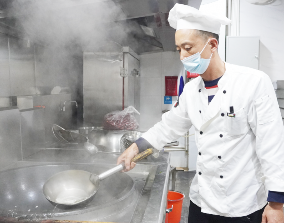 【yl23455永利官网药业30周年人物专访】同心30载 同行yl23455永利官网人——（三十三）杨义：让大家吃饱吃好 全身心投入到工作中